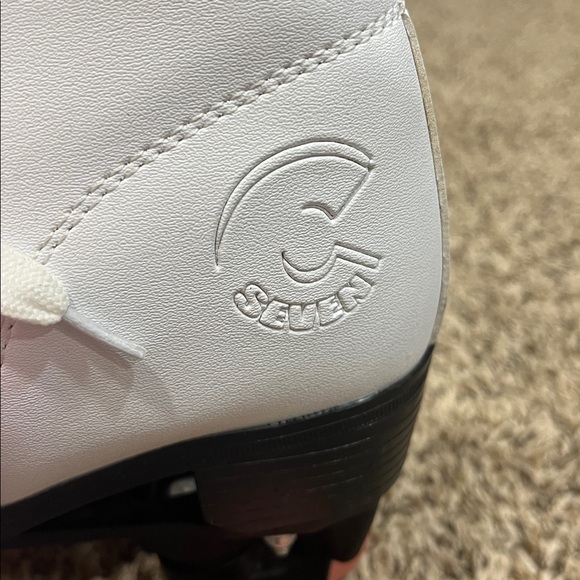 ROLLER SKATES 💕 - Picture 2 of 6